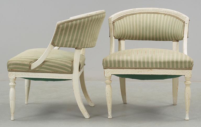 BALJFÅTÖLJER, ett par, sengustavianska, 1800-talets början.