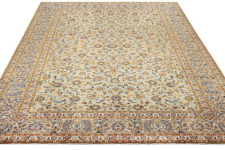 A Kashan carpet, a. 420 x 305 cm.