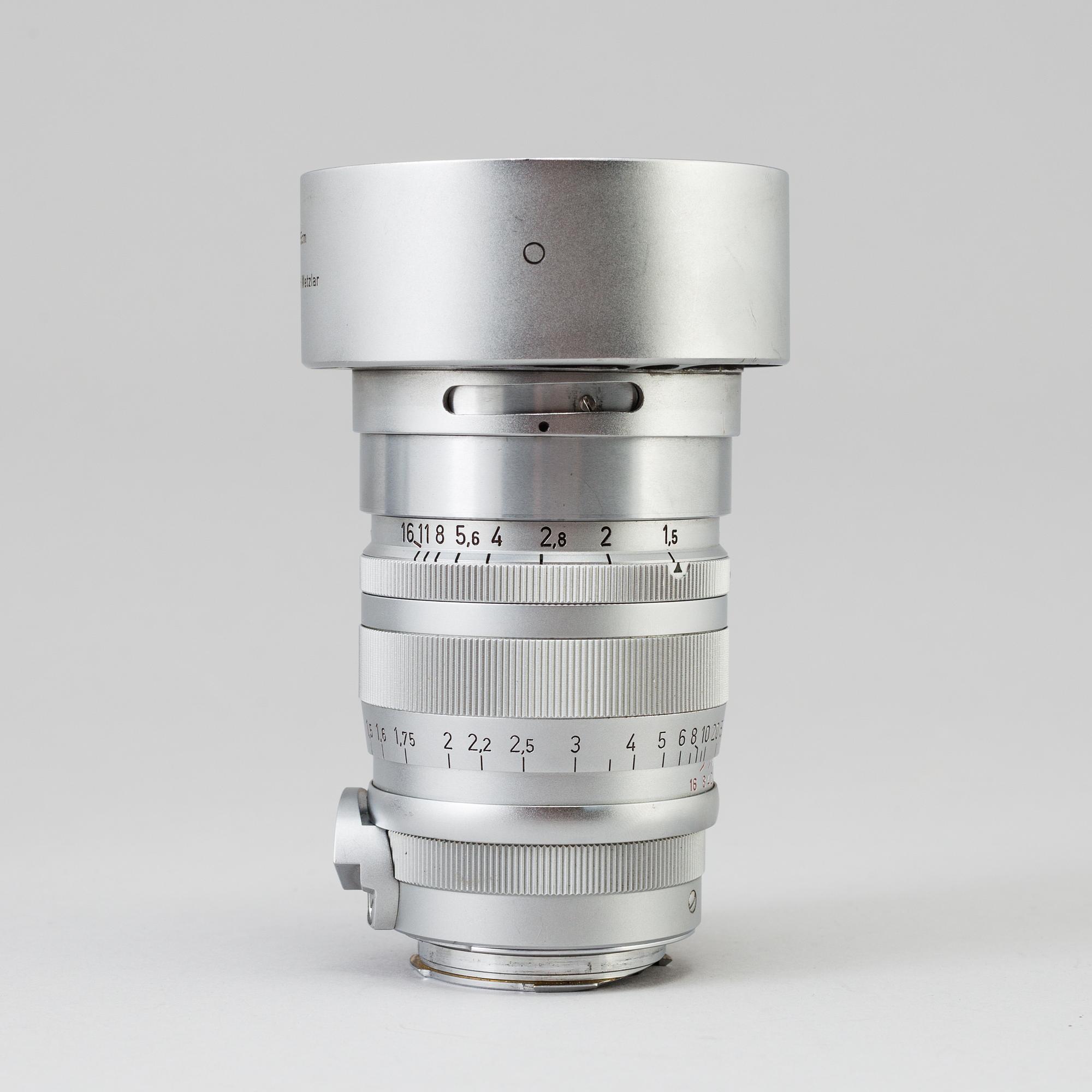A chrome Leica Summarex f=8,5 cm 1:1,5 lens no 1008826 designed by av Max Berek, Ernst Leitz, Wetzlar . 1943-1960.