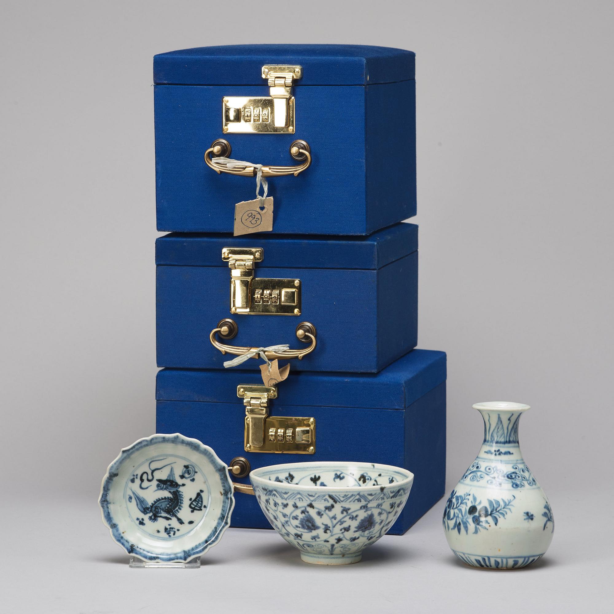 SKÅL, VAS samt FAT, porslin. Thailand, 16/1700-tal.