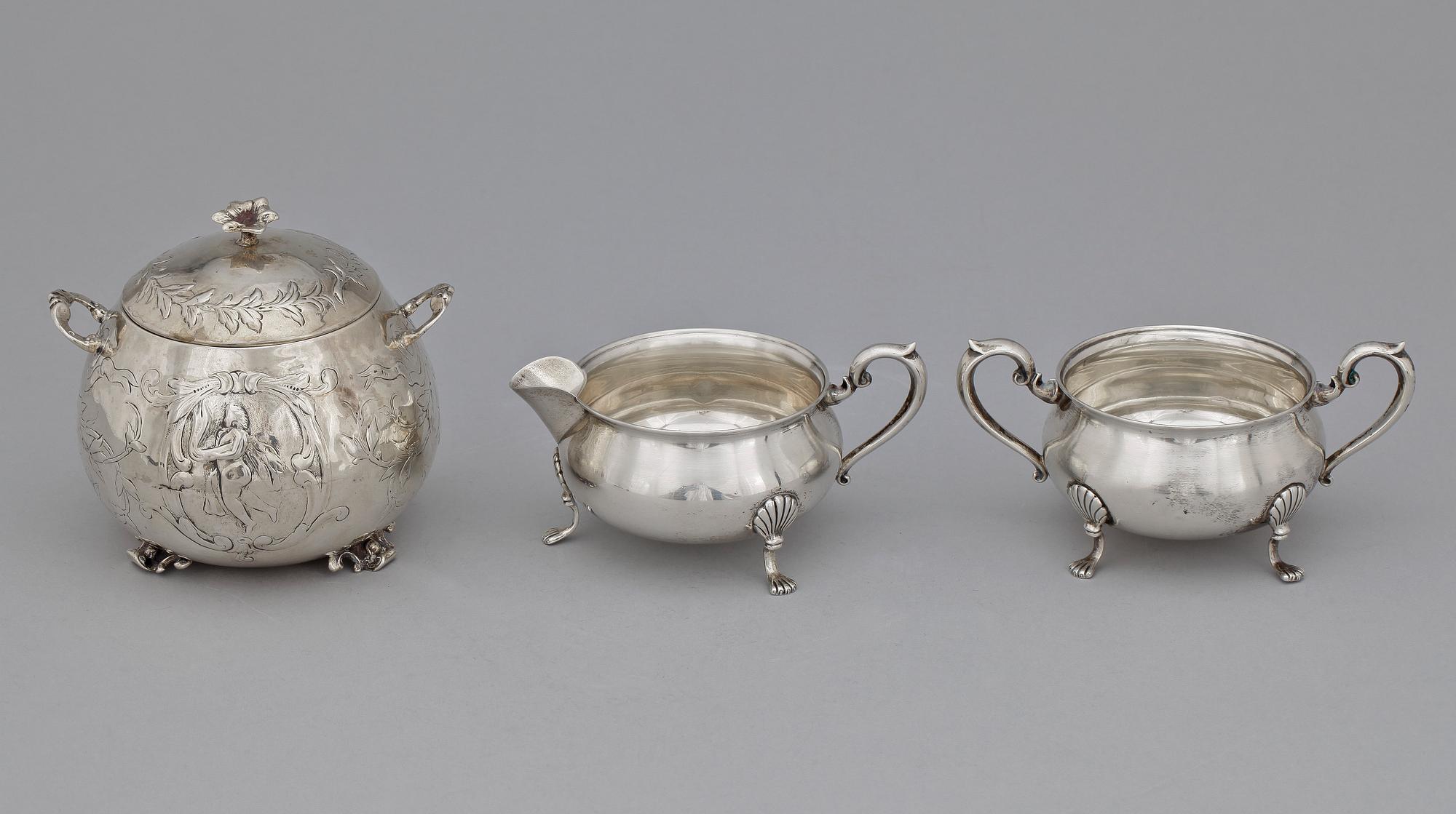 SOCKERSKÅL, GRÄDDKANNA SAMT SKÅL MED LOCK, silver, troligen England 1900-tal. Tot ca 480 g.