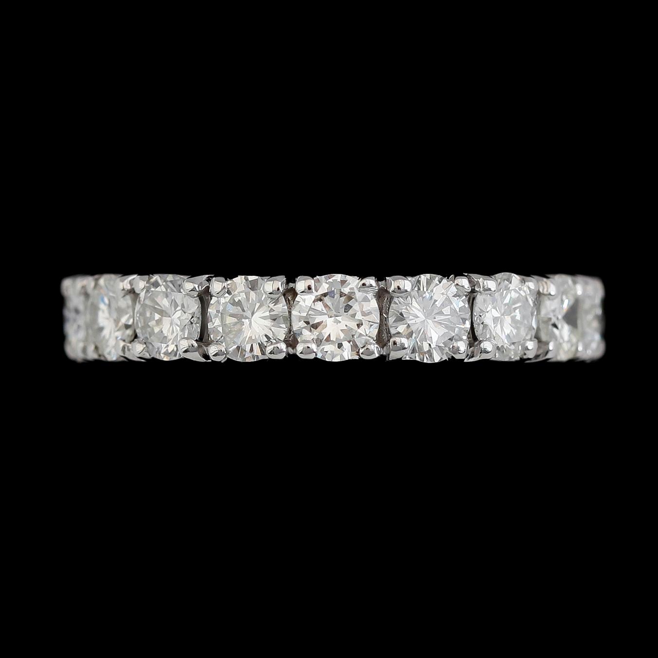 RING, 18K vitguld, 18 briljantslipade diamanter tot ca 3.67 ct.