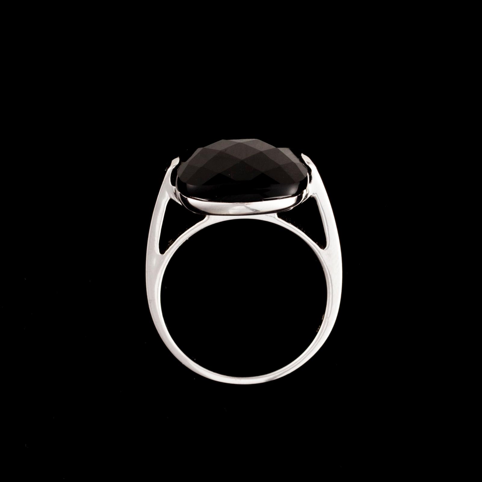 RING, 18K vitguld, fasettslipad onyx. Italienska stämplar. Vikt 5,8 g.