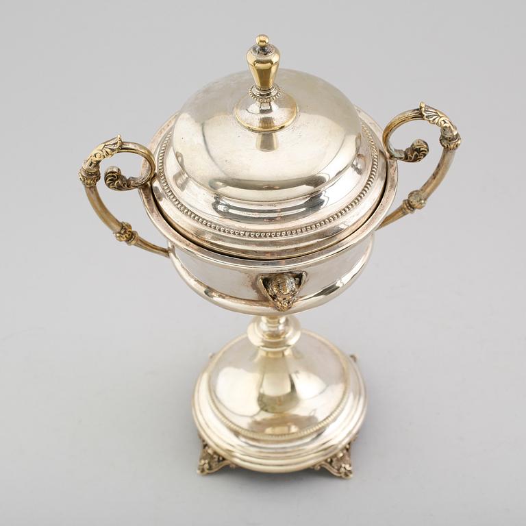 STRÖSOCKERSKÅL, nysilver, omkring år 1900.