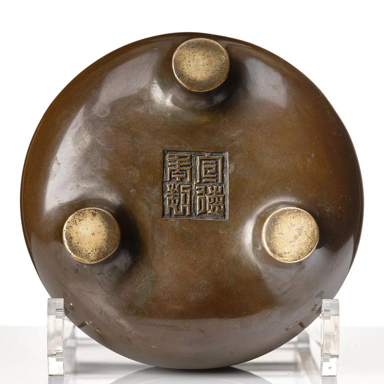 A bronze tripod censer, Qing dynasty (1664-1912).