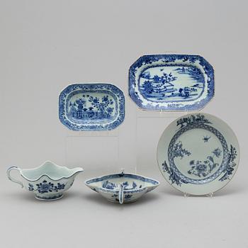 Five Chinese porcelain pieces, Qing Dynasty, Qianlong (1736-1795).