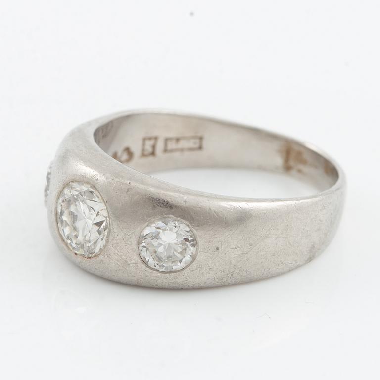 Ring, signet ring, platinum and three brilliant-cut diamonds.