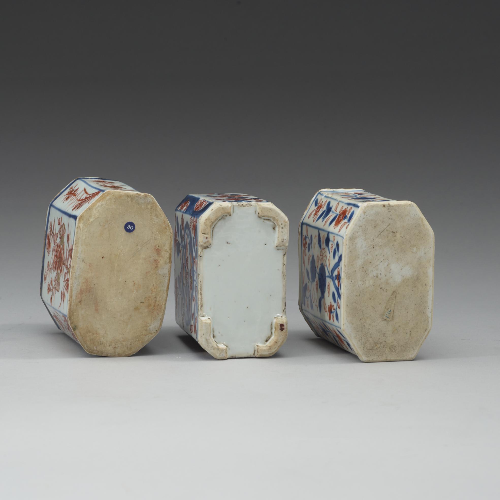 TEDOSOR, tre stycken, porslin. Qing dynastin, Kangxi (1662-1722).