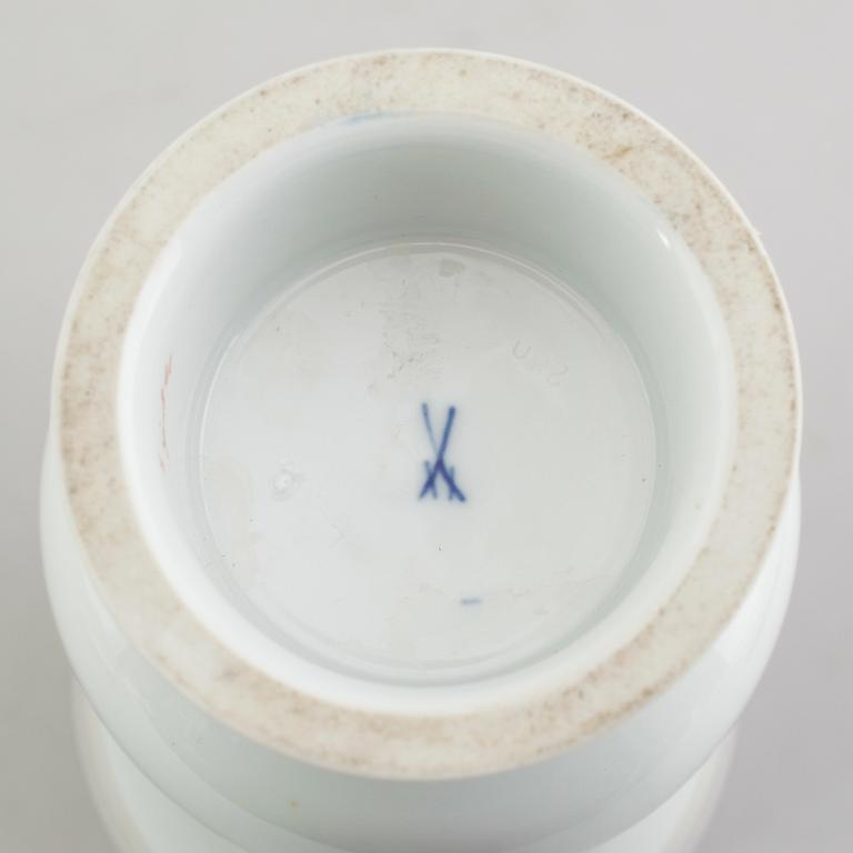 VAS SAMT ASKFAT, porslin, Meissen, 1900-talets andra hälft.