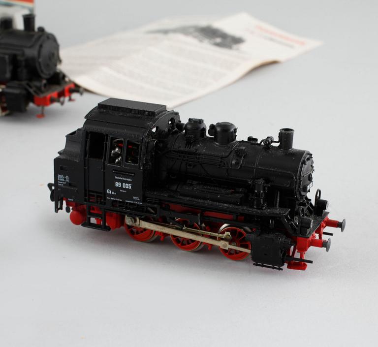 MODELLTÅG, tre lok och fyra vagnar, Fleischmann, Tyskland, omkring 1900-talets mitt.