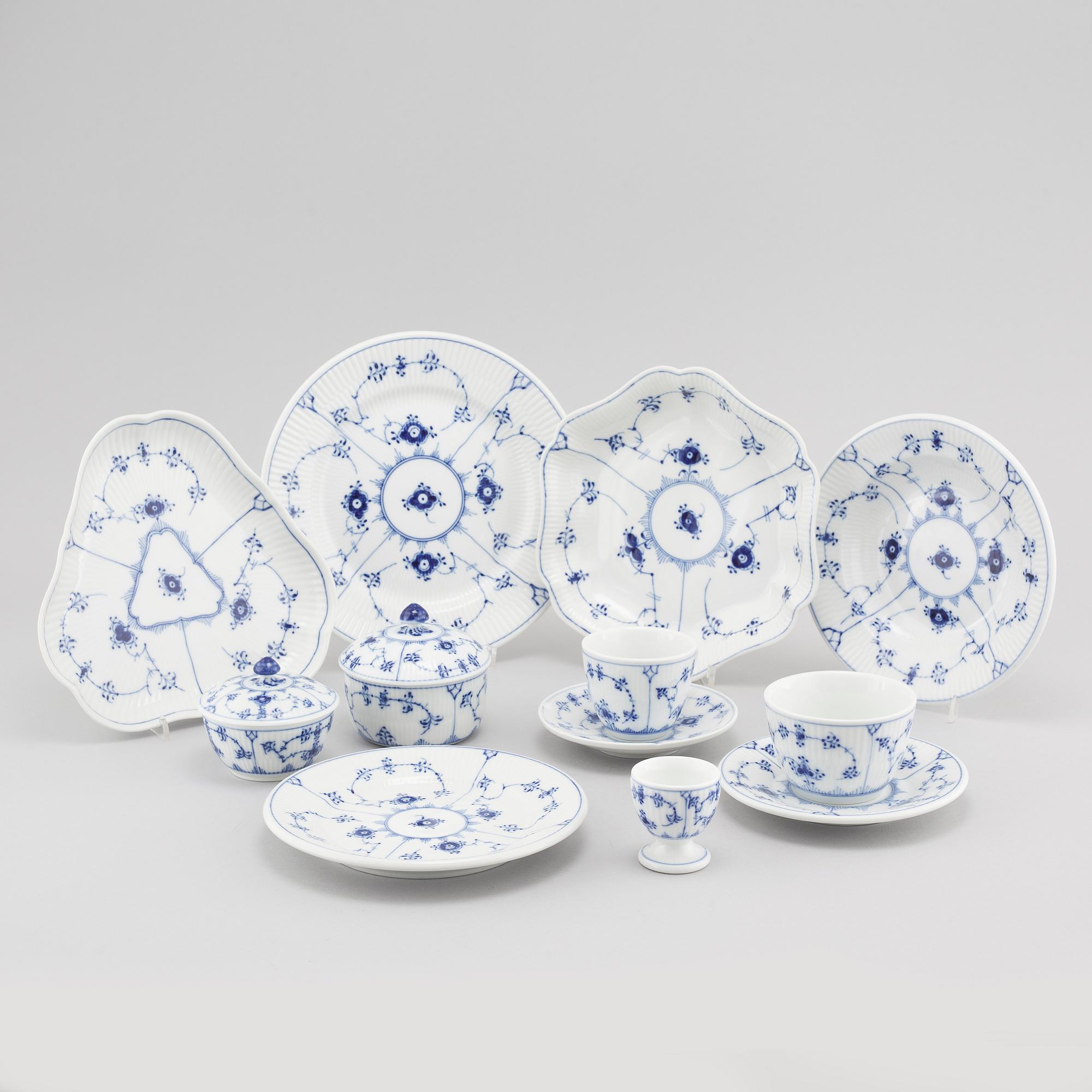 76 pieces of porcelain tableware from Royal Copenhagen in Denmark, model "Musselmalet", second half of the 20th century.