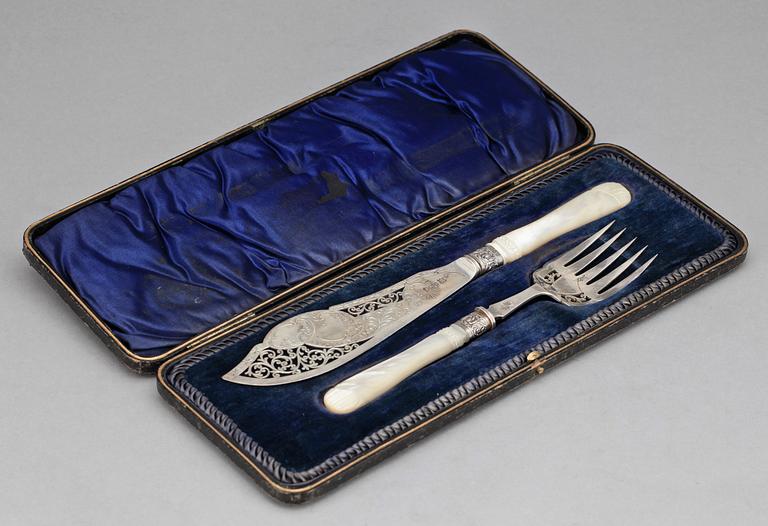 BESTICK, 26 delar, silver samt pärlemor, bla Isaac Ellis & Sons, Sheffield, England, 1900-02. Totalvikt 954 g.