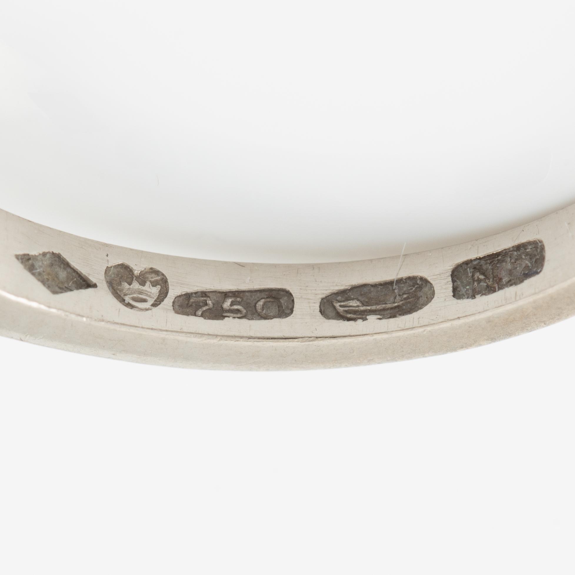 Ring, A.Tillander,  18K vitguld med tre briljantslipade diamanter.