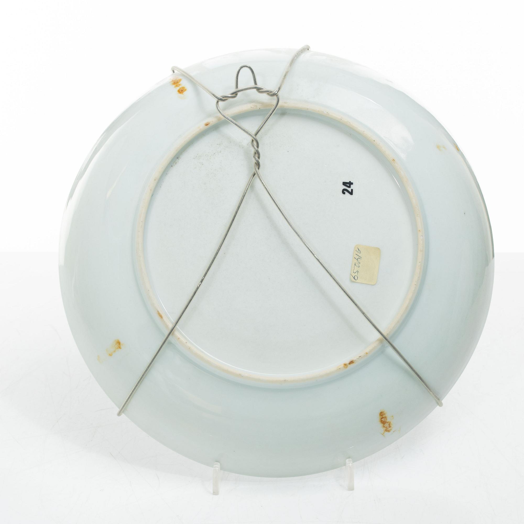 A set of three export porcelain plates and two dishes, Qing dynasty, Qianlong (1736-95).