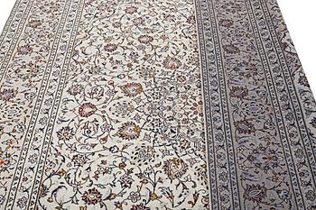 A Kashan carpet, c. 355 x 243 cm.