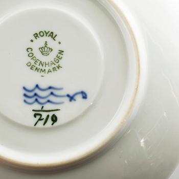 24 pieces of Musselmalet porcelain, made by Royal Copenhagen, 20th  century.