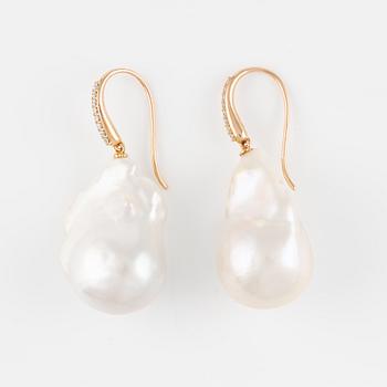 Earrings, 18K gold with cultured pearls and brilliant-cut diamonds.