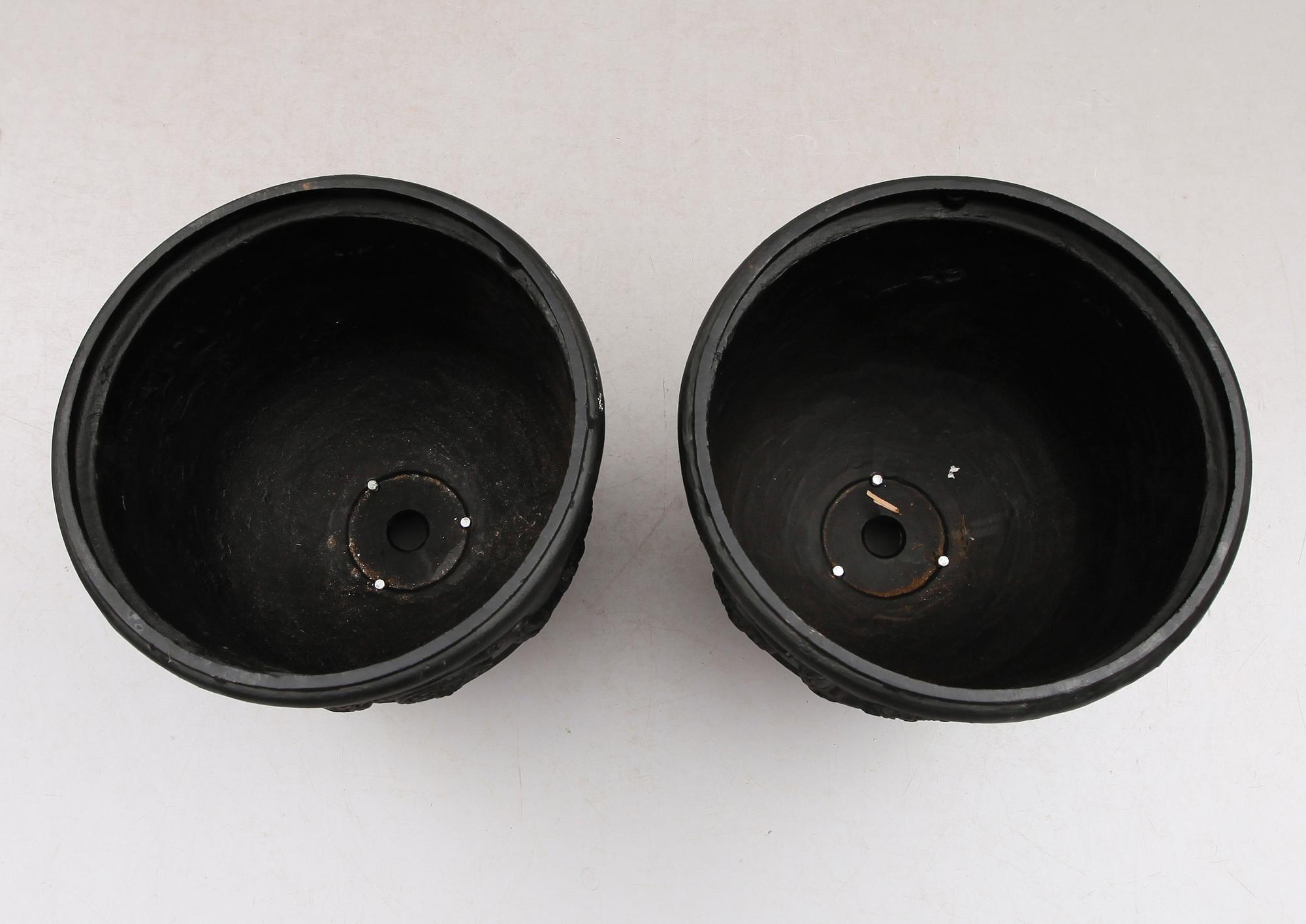 TRÄDGÅRDSURNOR, 1 par, gjutjärn, 1900-/2000-tal.