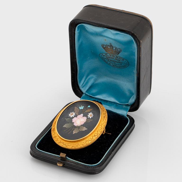 A Gustaf Möllenborg pietra dura brooch in 18K gold.