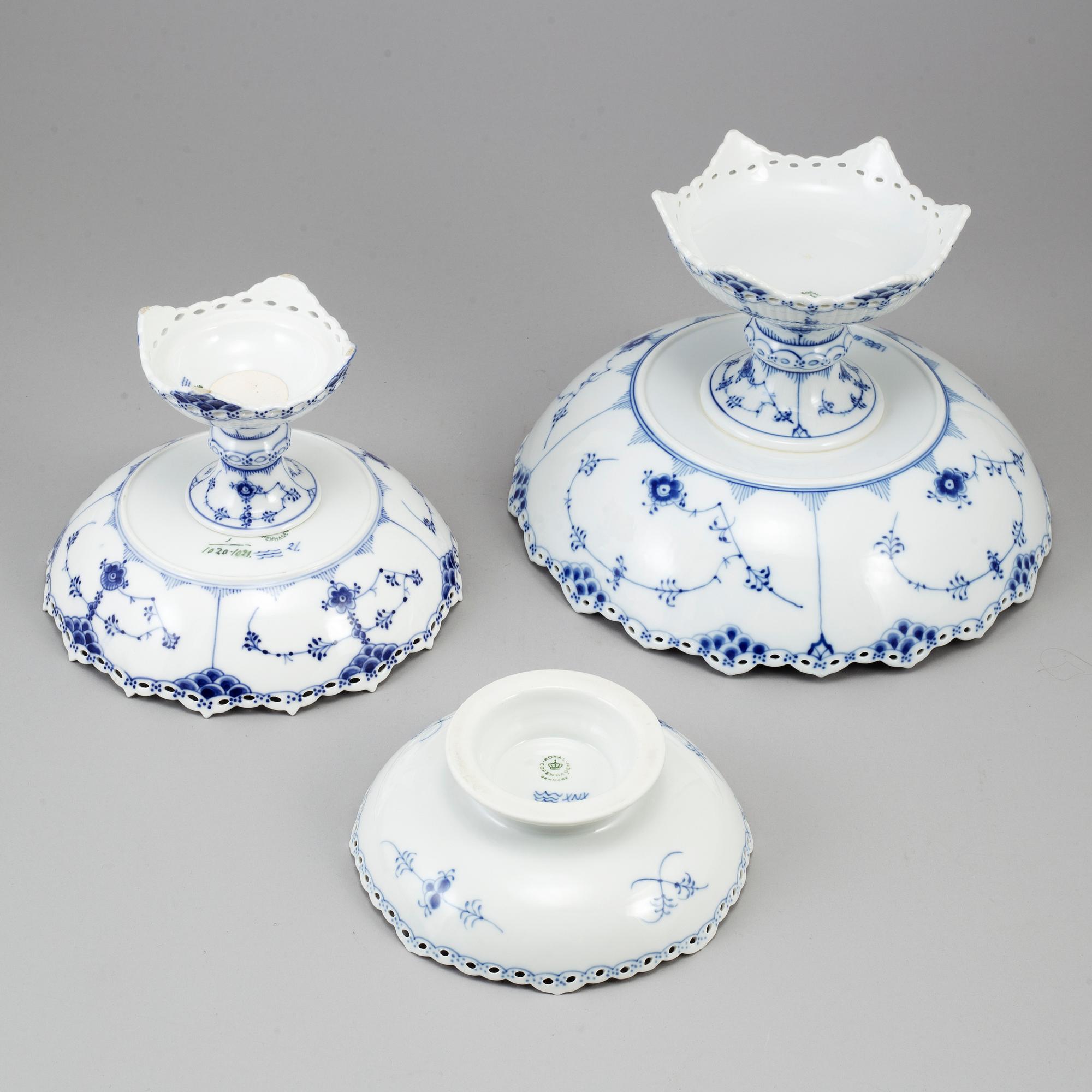 SKÅLAR PÅ FOT, 3 st,  "Musselmalet", Royal Copenhagen, Danmark.