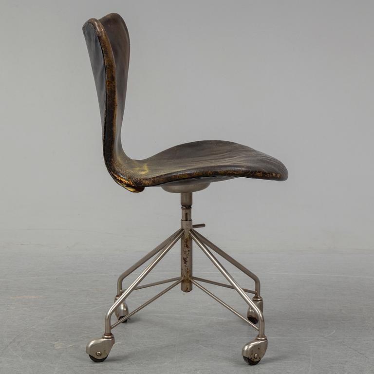 A 'Serie 7' office chair by Arne Jacobsen for Fritz Hansen. Designed 1955.