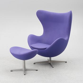 Arne Jacobsen, fåtölj med fotpall, "Ägget", Fritz Hansen, Danmark, 2003.