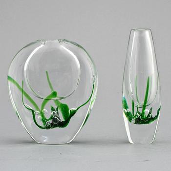 279744. VASER, 2 st, glas, Vicke Lindstrand, Kosta, sign, 1900-tal.