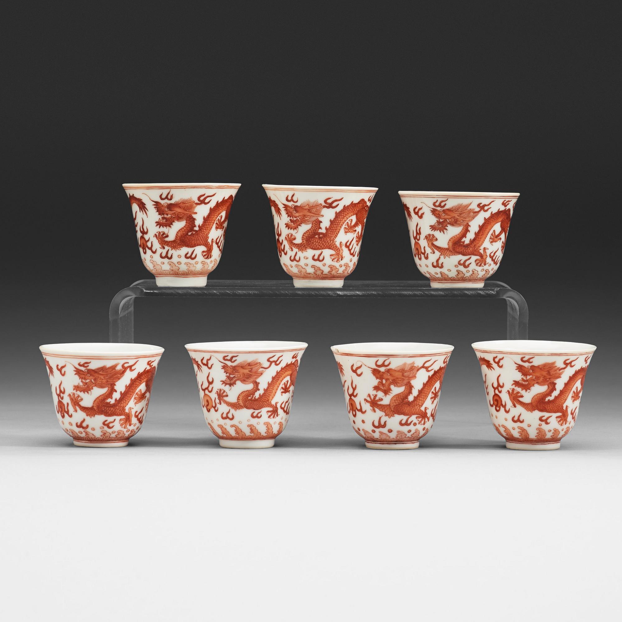 KOPPAR, sju stycken, porslin. Qing dynastin, fyra med Tongzhis sex karaktärers märke (1862-1874),