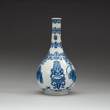 A blue and white drop shaped flask, Qing dynasty, Kangxi (1662-1722).