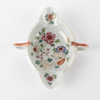 A famille rose Chinese Export sauce boat, Qing dynasty, Qianlong (1736-95).