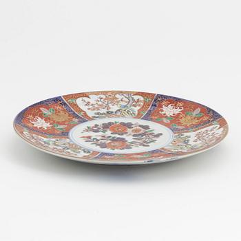 A large Japanese imari dish, 20th century.