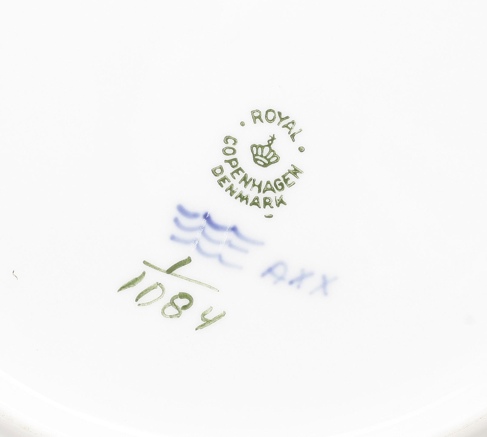 SERVIS, 57 delar, porslin, 'musselmalet', främst 'helblond', Royal Copenhagen, Danmark. 1900-talets andra hälft.