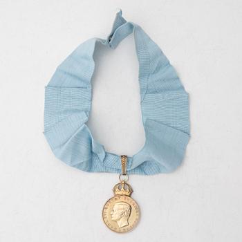 Carl XVI Gustav, H.M. Konungens medalj, 12:e storleken, förgyllt finsilver, med Serfimerordens band. 1994.