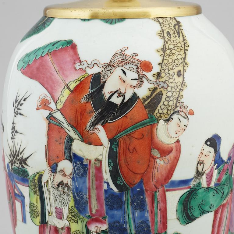 A famille rose jar, turned into a table lamp, Qing dynasty, circa 1900.