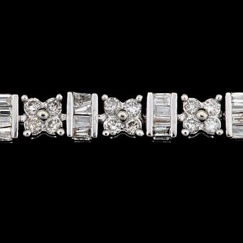A baguette- and brilliant cut diamond bracelet, tot. 4.60 cts.