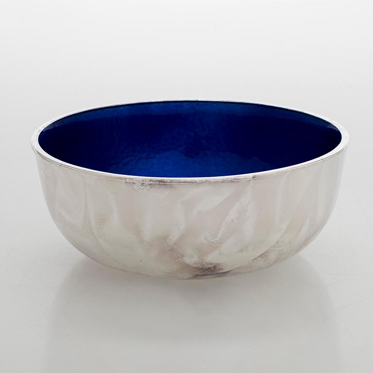 A. Tillander, skål, sterlingsilver och emalj, Åbo 2005.