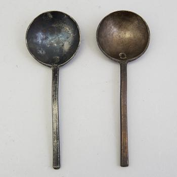 TWO 17TH CENTURY PEWTER SPOONS.