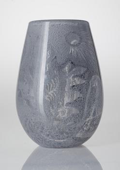 A Nils Landberg glass vase, Orrefors 1944.