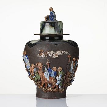 A large Japanese Sumidagawa jar with cover, Meiji period (1868-1912).