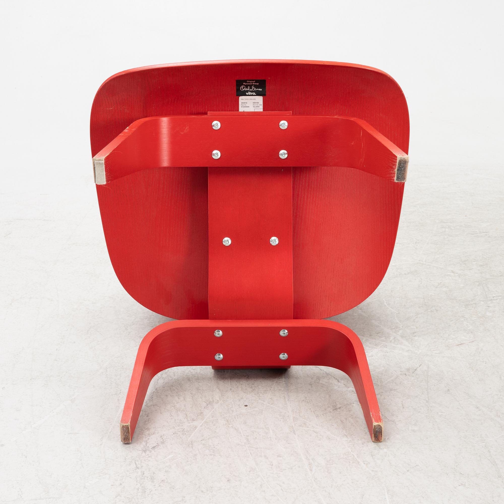 Charles & Ray Eames, fåtöljer, ett par, "LCW", Vitra, daterade 2003.