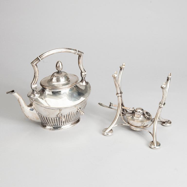 TEKANNA MED RECHAUD, silver, K. Andersson, Stockholm 1905. Vikt 1493 g.