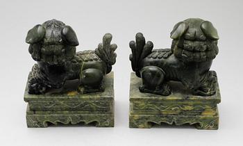 FIGURER, 1 par, grön soapstone, Kina, 1900-tal.