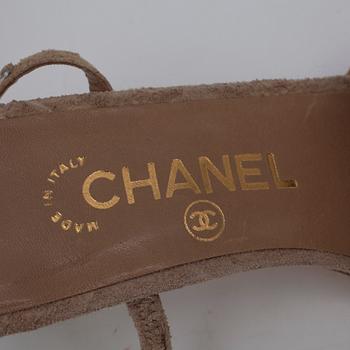 CHANEL, a pair of beige suede sandalettes.