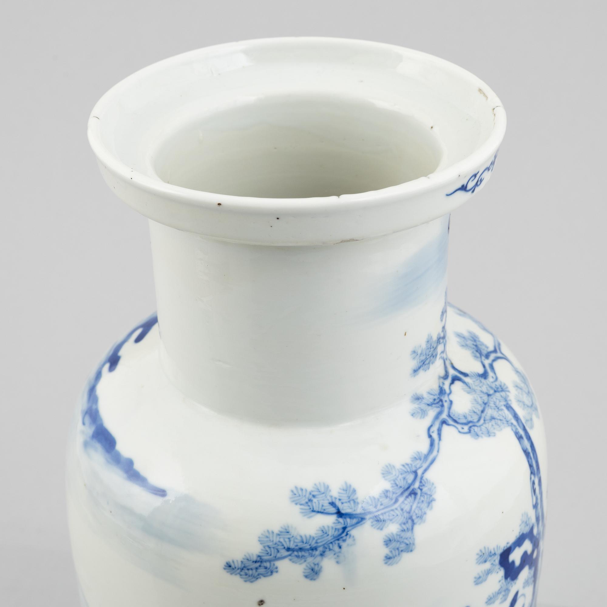 A blue and white porcelain Rouleau vase, China, Qing dynasty, 19th century.
