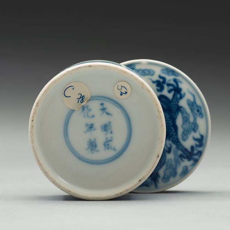 A blue and white box with cover, Qing dynasty, 19th Century.