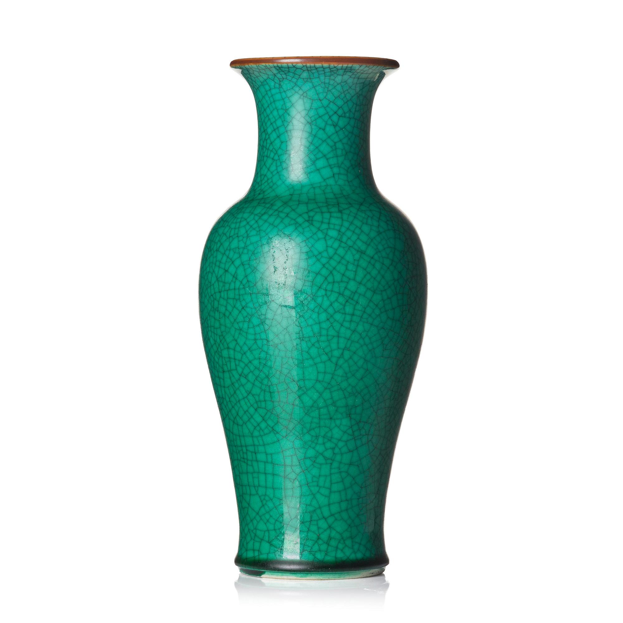 An apple green crackle-glazed vase, Qing dynasty, 18th century.