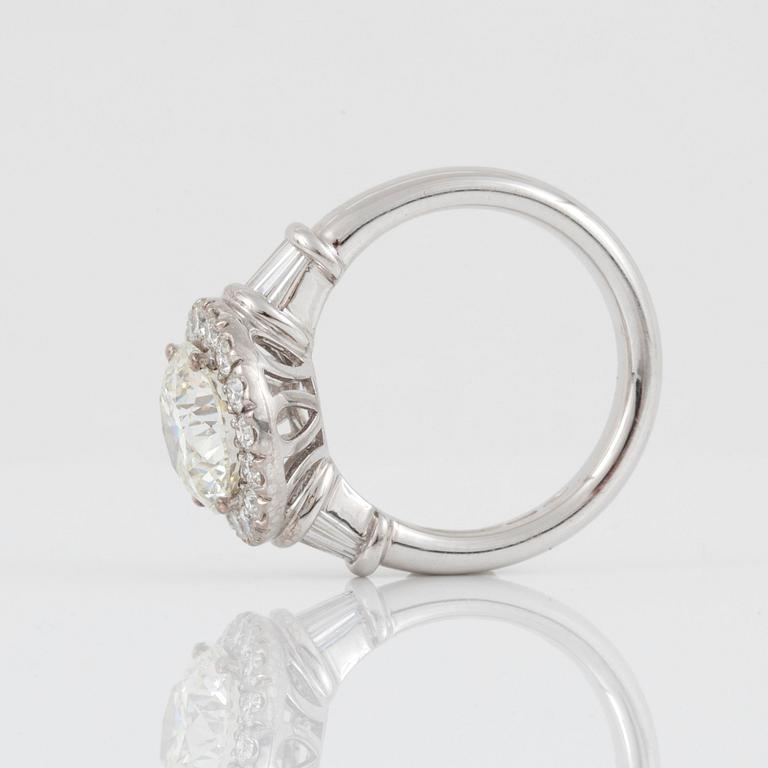 A brilliant-cut diamond ring. Center stone 3.13 cts, quality J/VS1 according to HRD certificate.