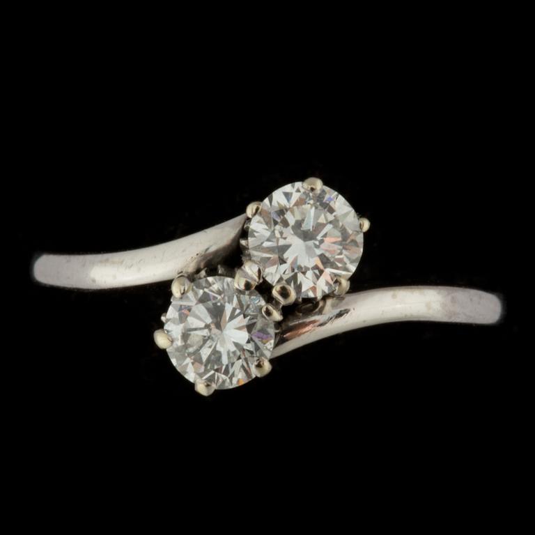 RING, 18 k vitguld med 2 briljantslipade diamanter, totalt 0,75ct, Stockholm, 1954. Vikt ca 2 g.