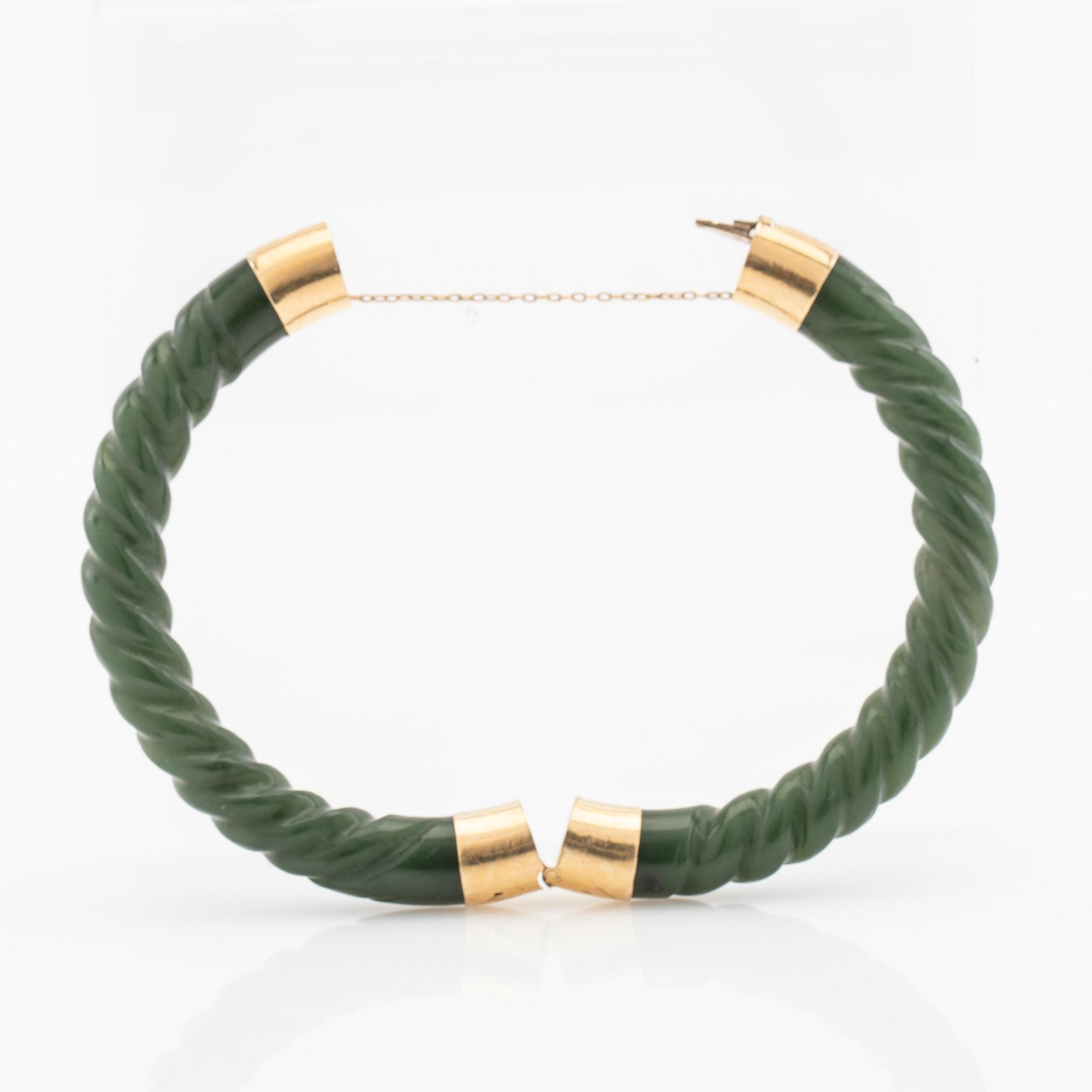 Arm ring, green stone and clasp in 14K gold.