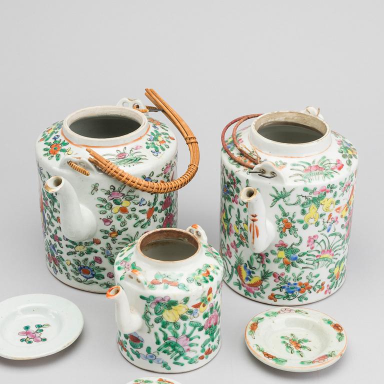 A set of three Chinese porcelain teapots around 1900.